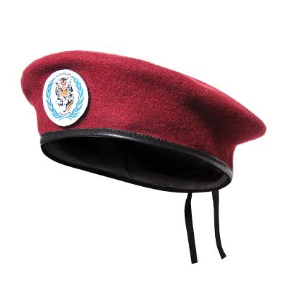 berretto militare rosso in lana di alta qualità