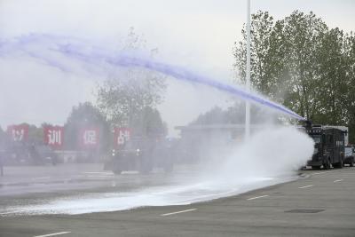 Veicolo con cannone ad acqua antisommossa cinese Xinxing per la polizia
    